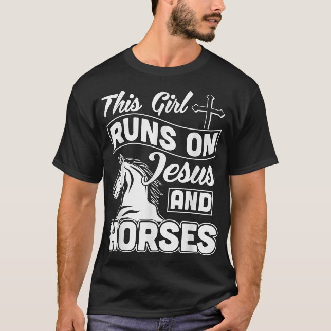 Camiseta Esta Garota Funciona Com Jesus E Design de Cavalos (Frente)