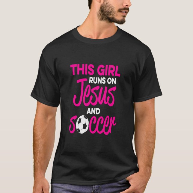 Camiseta Esta Garota Funciona Com Jesus E Futebol (Frente)
