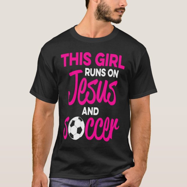 Camiseta Esta Garota Funciona Com Jesus E Futebol (Frente)