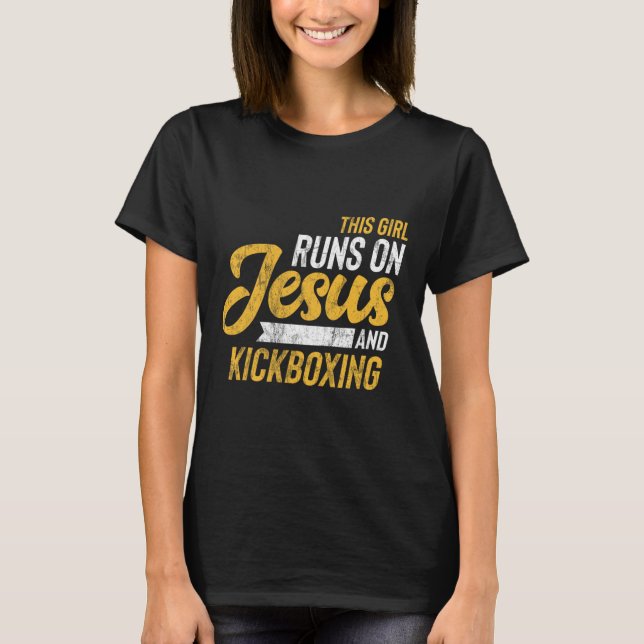 Camiseta Esta Garota Funciona Com Jesus E Kickboxing (Frente)