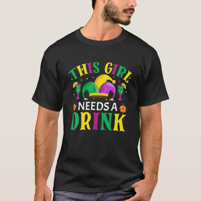 Camiseta Esta Garota Precisa De Uma Bebida - Festa Nola Mar (Frente)