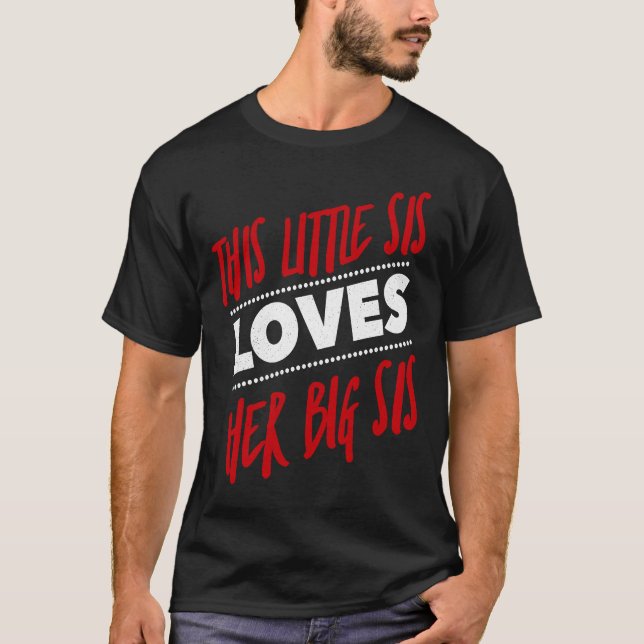 Camiseta Esta Lil Sis ama Seu Grande Aplicativo de Revelaçã (Frente)