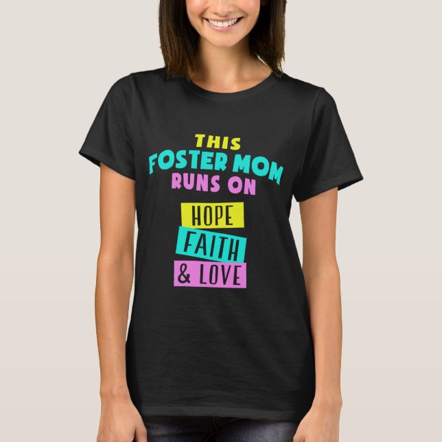 Camiseta Esta Mãe De Foster Funciona Na Esperança De Fé E A (Frente)
