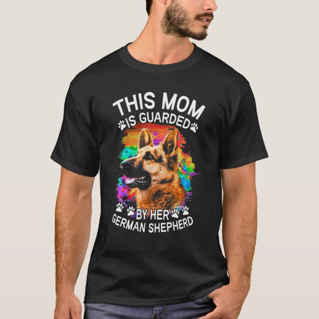Camiseta Esta Mãe É Guardada Pelo Cachorro Do German shephe (Frente)