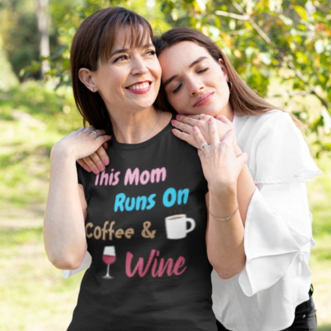 Camiseta Esta Mãe Funciona Com Café E Vinho (Criador carregado)