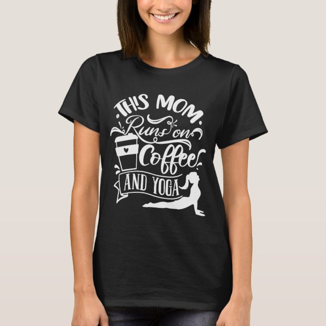 Camiseta Esta Mãe Funciona Com Café E Yoga (Frente)