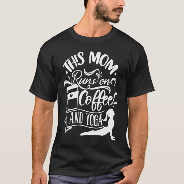 Camiseta Esta Mãe Funciona Com Café E Yoga (Frente)