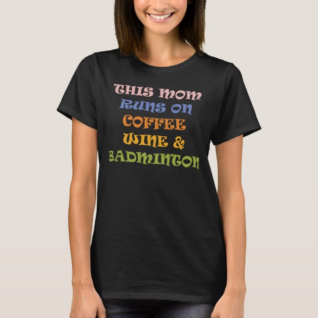 Camiseta Esta Mãe Funciona Com Vinho De Café E Badminton (Frente)