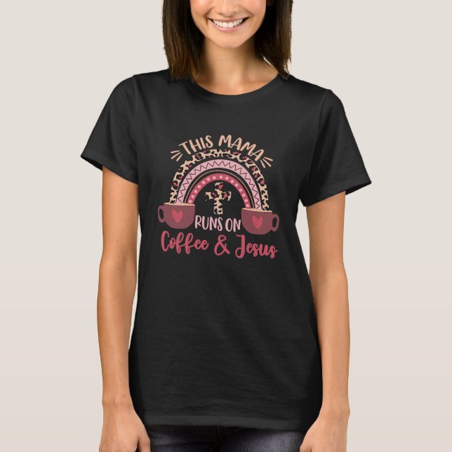 Camiseta Esta mamã corre no café e Jesus Leopard Rainbow (Frente)