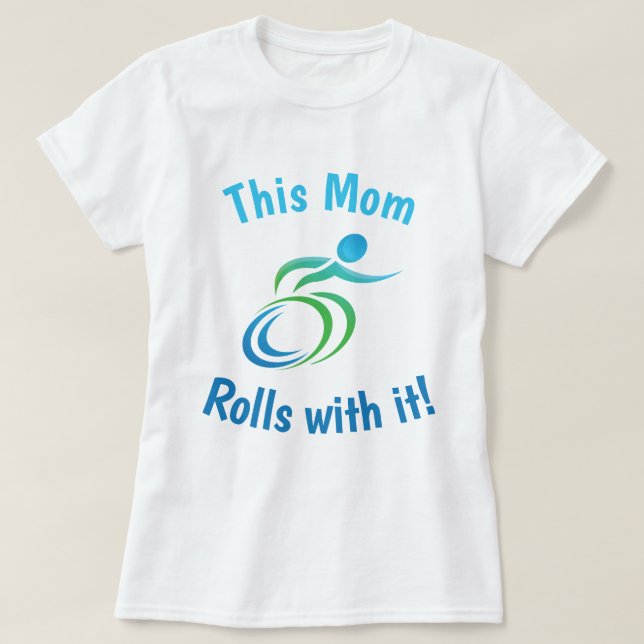 Camiseta Esta mamã Rolls com ele… com cadeira de rodas (Frente do Design)