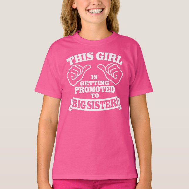 Camiseta Esta menina está obtendo promoveu à irmã mais (Frente)