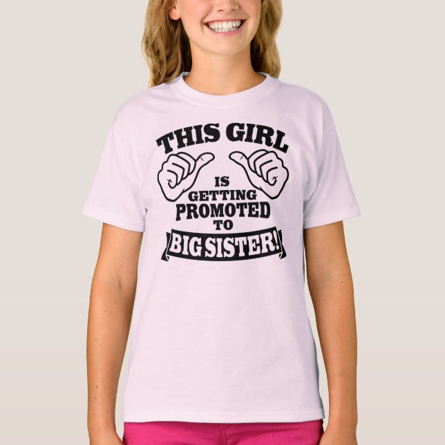 Camiseta Esta menina está obtendo promoveu à irmã mais (Frente)