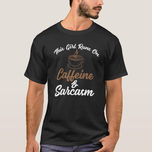 Camiseta Esta Menina Funciona Em Cafeína E Sarcasmo Humor P (Frente)