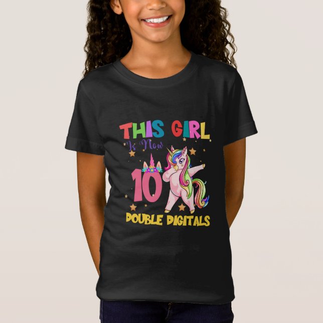Camiseta Esta Menina Tem 10 dígitos duplos - 10º Aniversári (Frente)