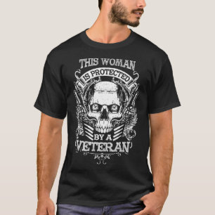 Camiseta Esta Mulher Está Protegida Por Uma Esposa Veterana