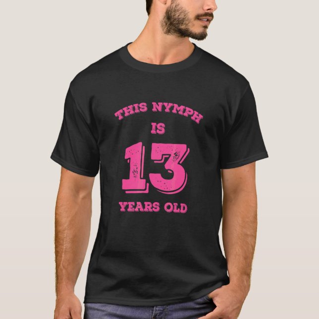 Camiseta Esta Ninfa Tem 13 Anos (Frente)