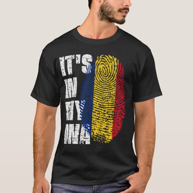 Camiseta Está no meu DNA, a garota da bandeira da Romênia. (Frente)