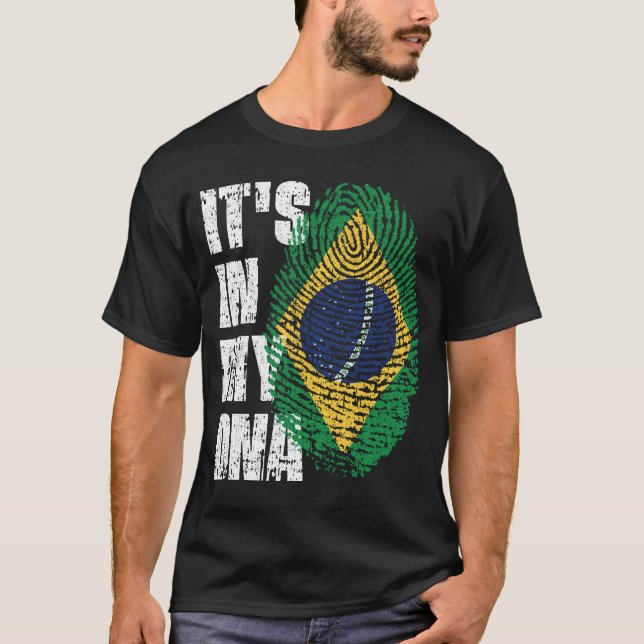 Camiseta Está no meu DNA, a moça da bandeira do Brasil. (Frente)
