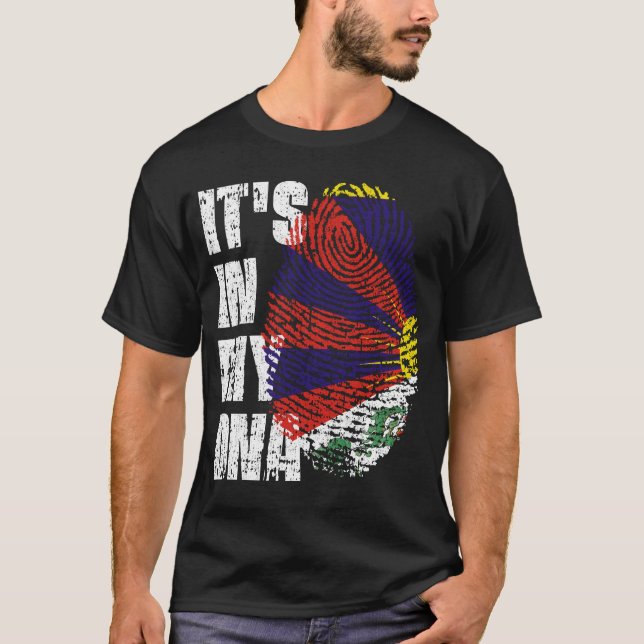 Camiseta Está no meu DNA, a moça da bandeira do Tibete. (Frente)