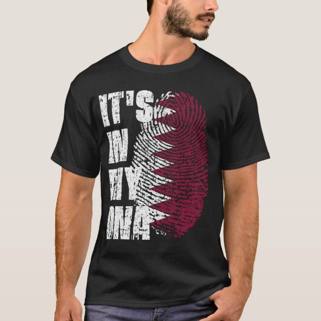 Camiseta Está no meu DNA, a moça do Qatar Flag (Frente)