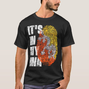 Camiseta Está no meu DNA da moça de sinalizador do Butão.