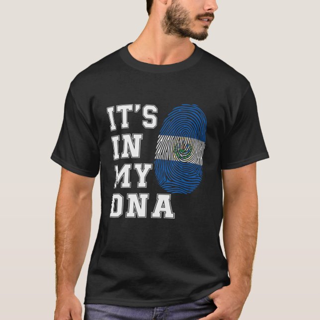 Camiseta Está no meu DNA salvadorenhos orgulhosos Bandeira  (Frente)