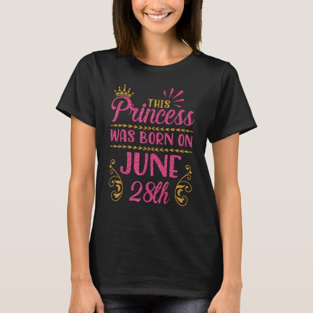 Camiseta Esta Princesa Foi Nascer Em 28 De Junho Feliz Aniv (Frente)