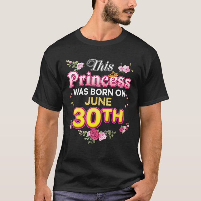 Camiseta Esta Princesa Foi Nascer Em 30 De Junho Feliz Nasc (Frente)