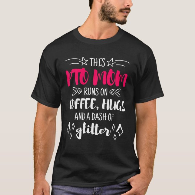 Camiseta Esta PTO Mãe Funciona Com Abraços E Voluntariado (Frente)