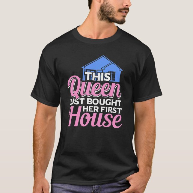 Camiseta Esta Rainha Acabou De Comprar A Sua Primeira Casa. (Frente)