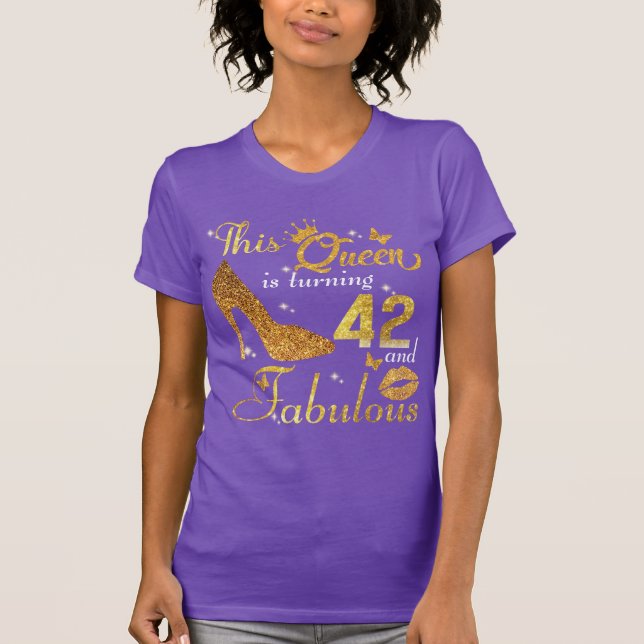 Camiseta Esta rainha está fazendo 42 e fabulosa (Frente)