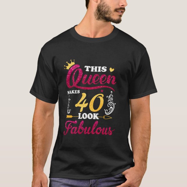 Camiseta Esta Rainha Faz 40 Parecidos Com 40 Anos (Frente)
