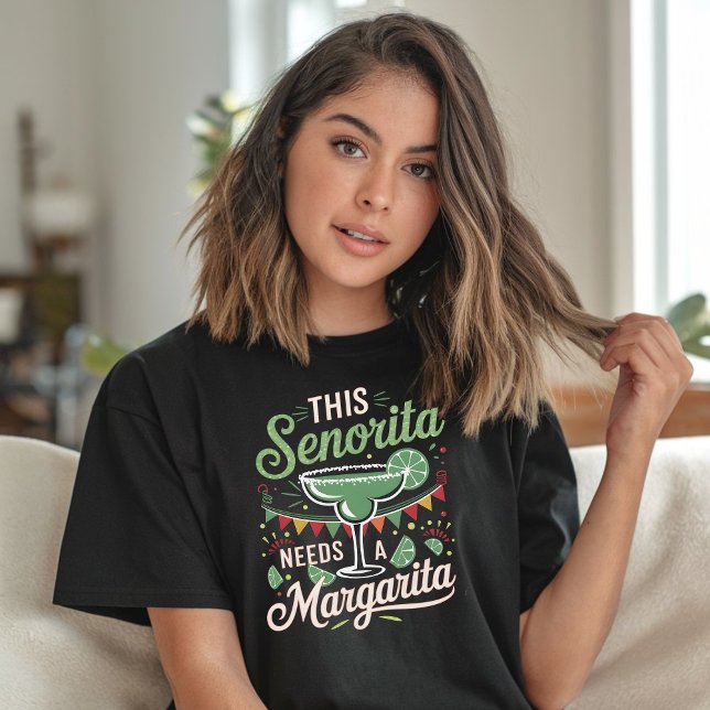 Camiseta Esta senhorita precisa de uma Margarita - Margarit (Criador carregado)