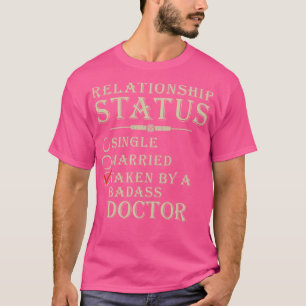 Camiseta Estado de Relação da Esposa ou Namorada de Médicos