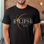 Camiseta Estado Personalizado Moderno 2024 Eclipse Solar To<br><div class="desc">Apresentando nossa camiseta personalizada de Eclipse Solar Total Dourada 2024 do Texas, um na moda e uma peça comemorativa para este raro evento celeste. esta camisa captura a elegância e o entusiasmo do eclipse solar total. Com o ano de 2024 exibido com ousadia, juntamente com a localização do Texas, ele...</div>