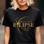 Camiseta Estado Personalizado Moderno Texas Total Eclipse S<br><div class="desc">Apresentando nossa camiseta personalizada de Eclipse Solar Total Dourada 2024 do Texas, um na moda e uma peça comemorativa para este raro evento celeste. esta camisa captura a elegância e o entusiasmo do eclipse solar total. Com o ano de 2024 exibido com ousadia, juntamente com a localização do Texas, ele...</div>