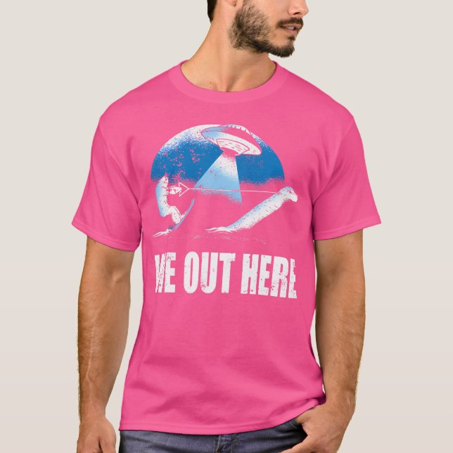 Camiseta Estamos Aqui Nessie Caçando Sasquatch Pé Grande (Frente)