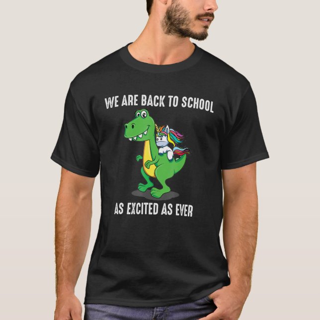 Camiseta Estamos De Volta À Escola Tão Empolgados Quanto O  (Frente)