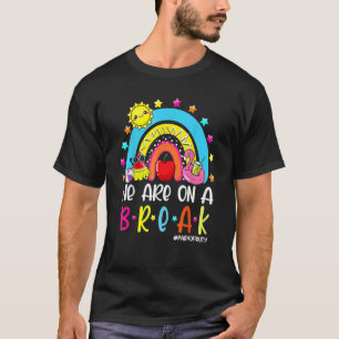 Camiseta Estamos Em Break Summer Teacher Rainbow