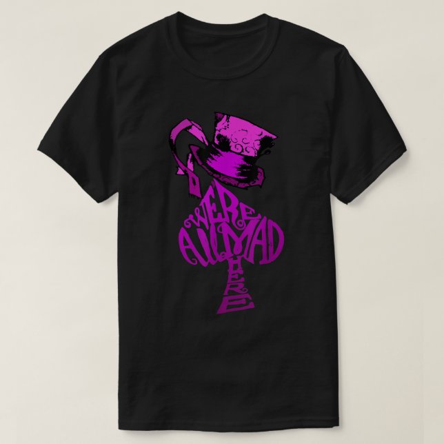 Camiseta Estamos todos loucos aqui, Alice do Chapéu Rosa em (Frente do Design)