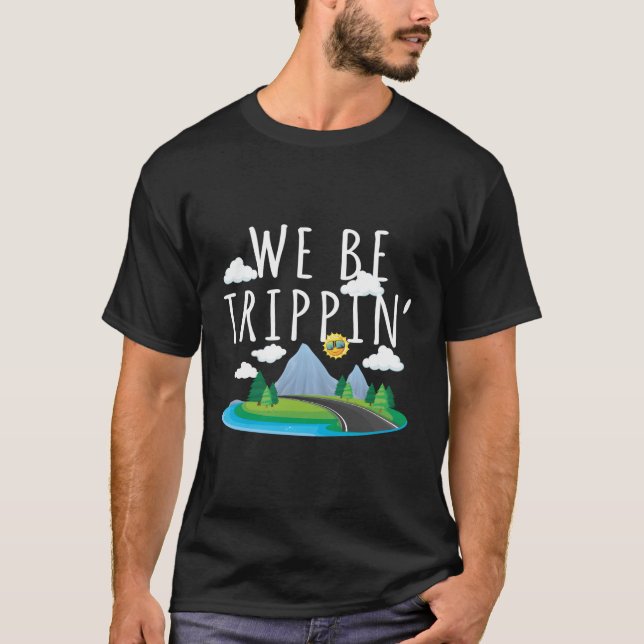 Camiseta Estaremos Viajando E Viajando Em Viagem (Frente)