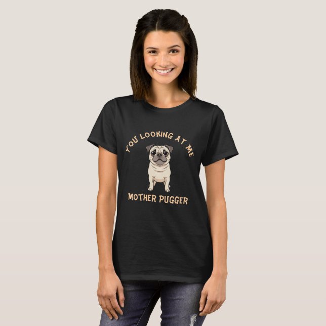 Camiseta Estás A Olhar Para Mim, Mãe Pugger (Frente Completa)