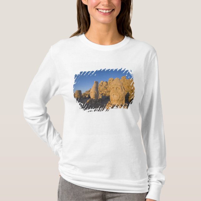 Camiseta estátuas de cabeça colossais de Deuses guardando o (Frente)