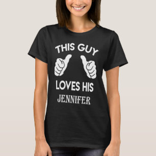 Camiseta Este cara ama seu Aniversário de JENNIFER no Dia d
