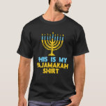 Camiseta Este É Meu Pijakah Menorah Hanukkah Pajamas Chan<br><div class="desc">Engraçado este é o meu camiseta de camisa do pijama como presente de Hanukkah para seu amigo ou membro da família judeu! Gire seu sonho vestindo este pijama Chanukah Jew PJs Hebraico de Natal para homens,  mulheres,  crianças,  meninas,  meninos e tenham uma Hannukah feliz</div>