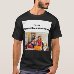 Camiseta Este é Sammy Rae & o adesivo Amigos