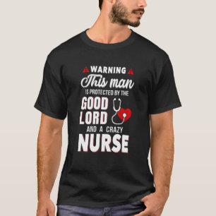 Camiseta Este Homem Está Protegido Por Deus E Enfermeira Lo