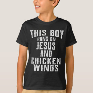 Camiseta Este menino corre com jesus e desenho de asas de f