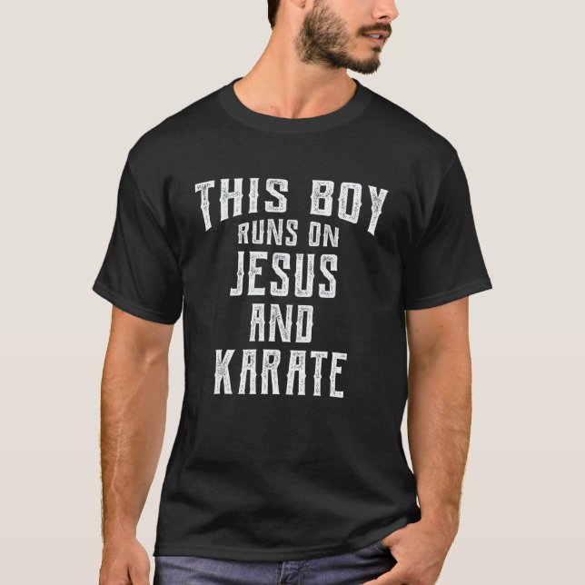 Camiseta Este Menino Corre Com Jesus E Karate Presente Cris (Frente)