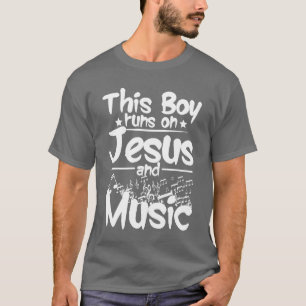 Camiseta Este menino corre em jesus e na música.